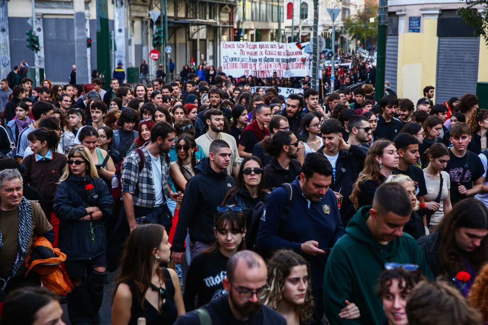 [382117] ΠΟΡΕΙΑ ΓΙΑ ΤΗΝ 52η ΕΠΕΤΕΙΟ ΑΠΟ ΤΗΝ ΕΞΕΓΕΡΣΗ ΤΟΥ ΠΟΛΥΤΕΧΝΕΙΟΥ ΣΤΗΝ ΑΘΗΝΑ (ΔΑΝΑΗ ΔΑΥΛΟΠΟΥΛΟΥ/EUROKINISSI)