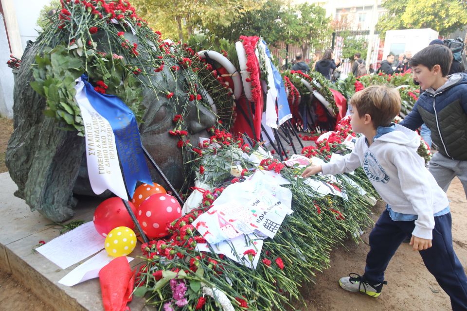 Πολυτεχνείο: Χιλιάδες διαδηλωτές τίμησαν ειρηνικά την 52η επέτειο της εξέγερσης