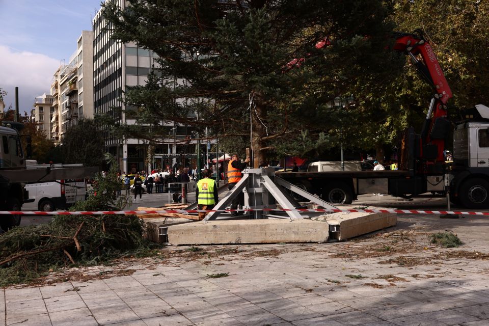 topothetisi xristougenniatikou dentrou sto syntagma