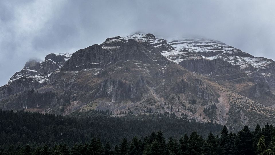 Εντυπωσιακές φωτογραφίες από τις χιονισμένες κορυφές της Ηπείρου