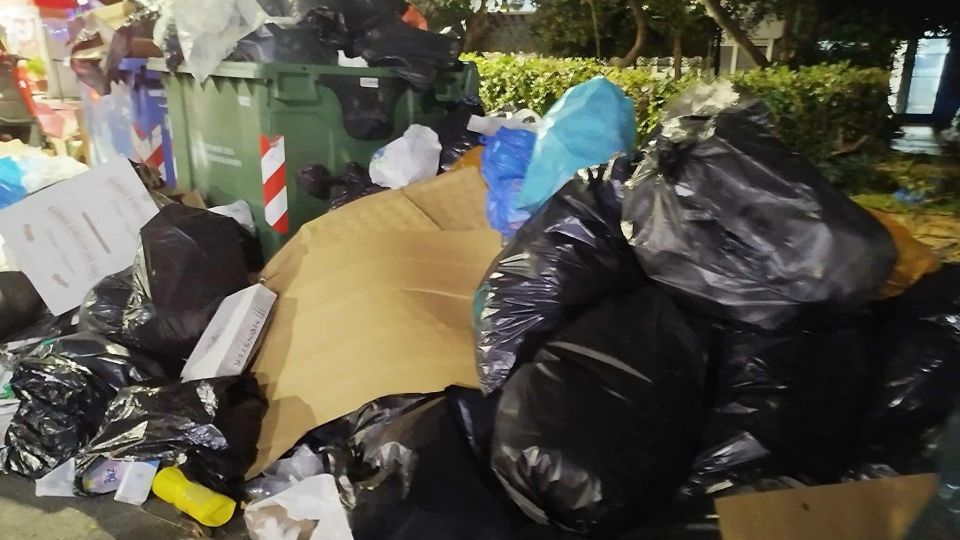 Αφόρητη η κατάσταση με τα σκουπίδια στου Ζωγράφου: «Ξεκίνησε η αποκομιδή» λέει η Δήμαρχος