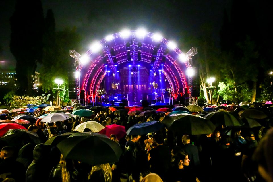 Υπό βροχή η φωταγώγηση του χριστουγεννιάτικου δέντρου στο Σύνταγμα