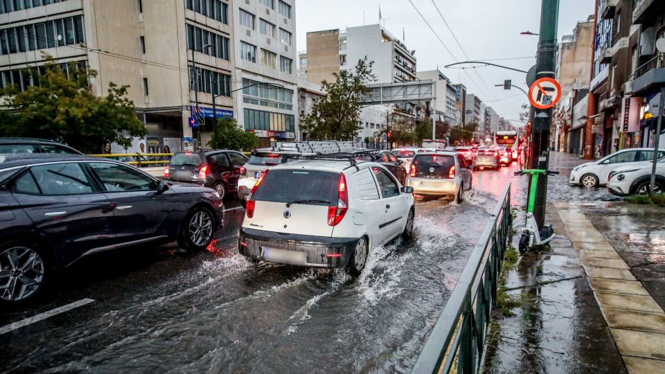 Κακοκαιρία «ADEL»: Προβλήματα στην Αττική – Αδιάβατοι δρόμοι, ξεριζωμένα δέντρα, κλειστά σχολεία