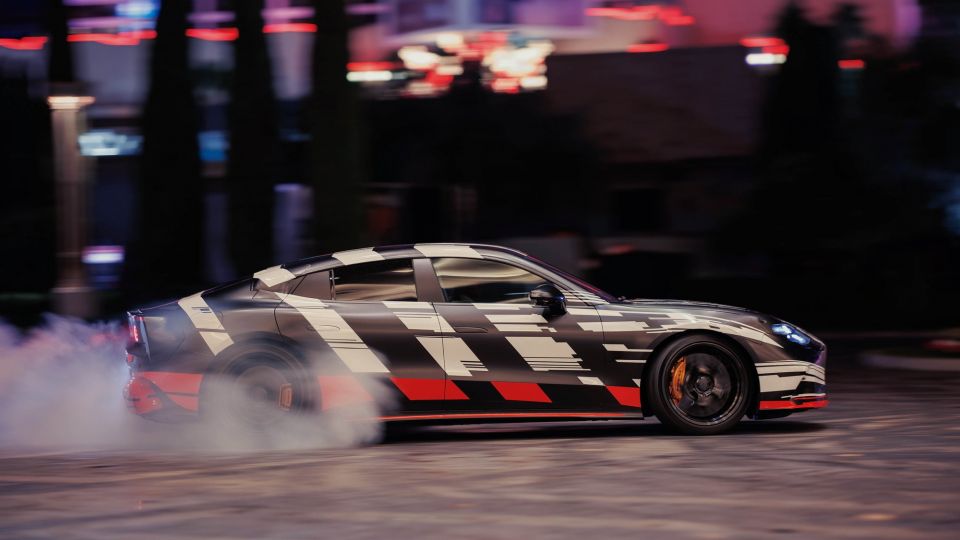 Eine atemberaubende Las-Vegas-Premiere fΓΌr eine neue Dimension der Performance mit Brad Pitt, George Russell und dem kommenden Mercedes-AMG GT 4-TΓΌrer CoupΓ© Built to excite: A stunning Las Vegas premiere for a new dimension of performance with Brad Pit