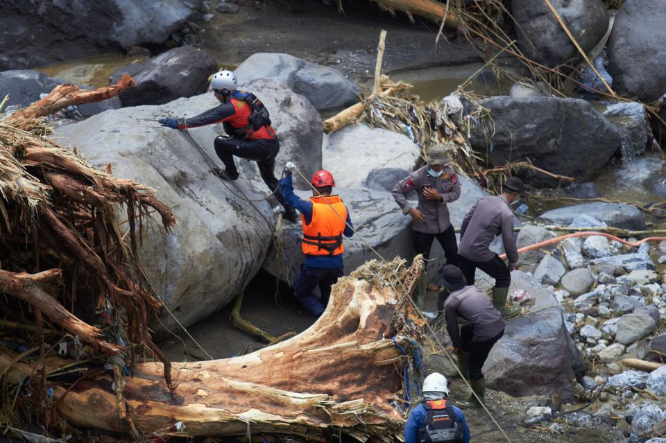 CORRECTION Indonesia Extreme Weather Asia Flooding
