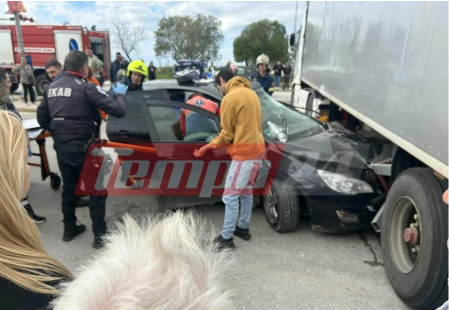 Πάτρα: Τροχαίο ατύχημα με τραυματία έγκυο – ΙΧ «καρφώθηκε» σε φορτηγό