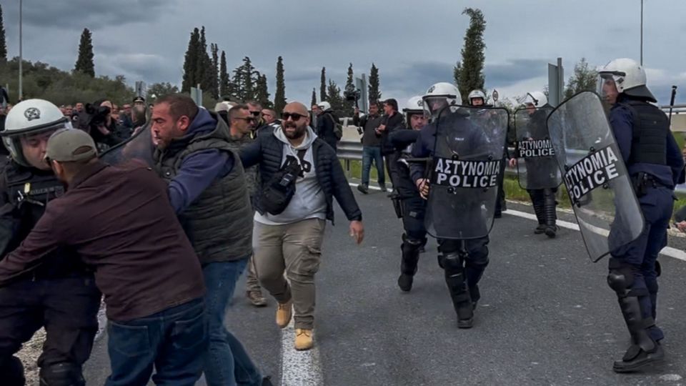 Σύγκρουση αγροτών και Αστυνομίας στο Κιάτο: Άνοιξε η Πατρών – Κορίνθου