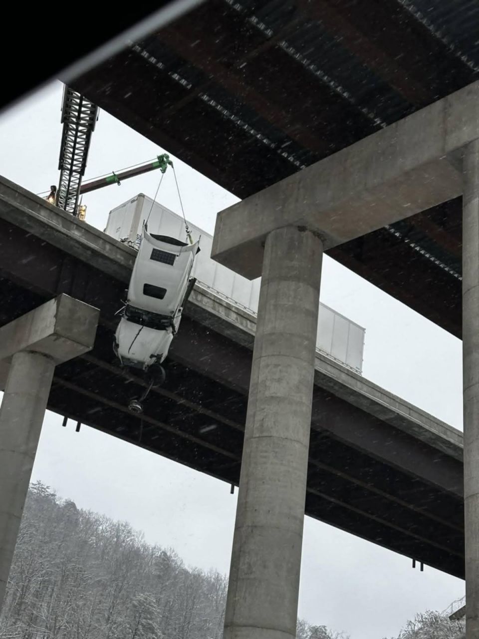 Κακοκαιρία στην Βιρτζίνια: Οδηγός νταλίκας κρεμόταν για ώρες από γέφυρα ύψους 30 μέτρων