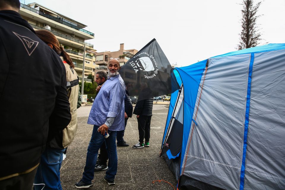 ΙΔΙΟΚΤΗΤΕΣ ΚΑΙ ΟΔΗΓΟΙ ΤΑΞΙ ΕΞΩ ΑΠΟ ΤΟ ΥΠΟΥΡΓΕΙΟ ΜΕΤΑΦΟΡΩΝ (ΔΑΝΑΗ ΔΑΥΛΟΠΟΥΛΟΥ/EUROKINISSI)