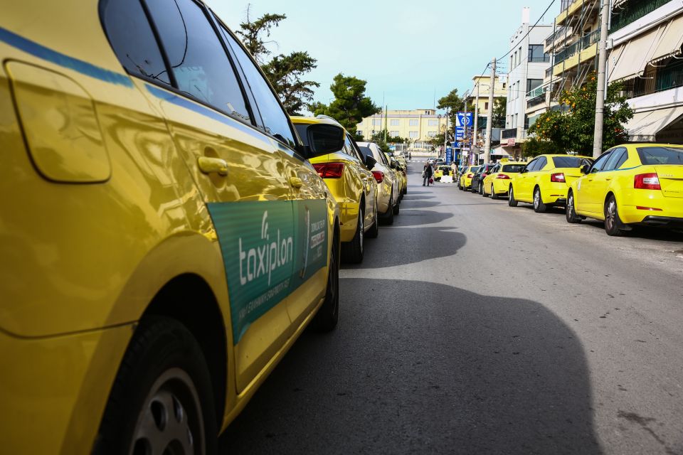 ΙΔΙΟΚΤΗΤΕΣ ΚΑΙ ΟΔΗΓΟΙ ΤΑΞΙ ΕΞΩ ΑΠΟ ΤΟ ΥΠΟΥΡΓΕΙΟ ΜΕΤΑΦΟΡΩΝ (ΔΑΝΑΗ ΔΑΥΛΟΠΟΥΛΟΥ/EUROKINISSI)