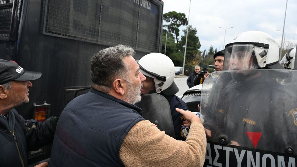 Θεσσαλονικη: Ένταση μεταξύ ΜΑΤ και αγροτών στον κόμβο των «Πράσινων Φαναριών»