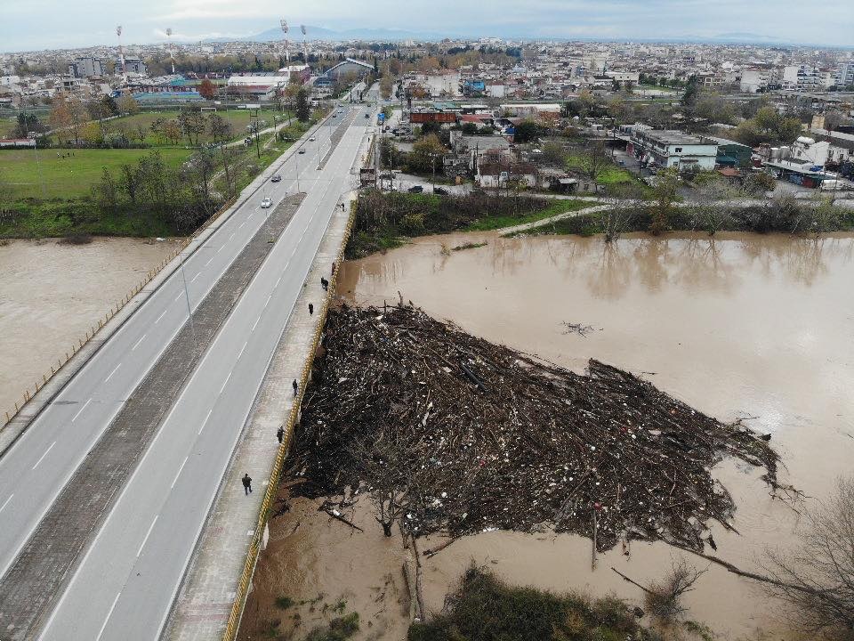 Ανεβαίνει η στάθμη του Πηνειού – Σε αυξημένη επιφυλακή ο Δήμος Λάρισας