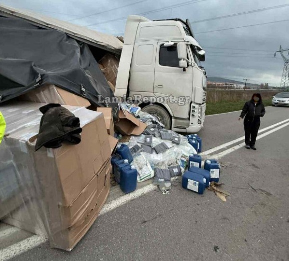 Λαμία: Νταλίκα με τσιμέντα και ορυκτέλαια ξέφυγε από την πορεία της – Διακόπηκε η κυκλοφορία