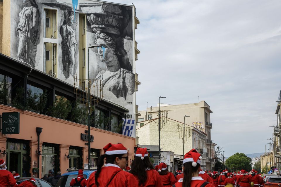 Athens Santa Run: Πάνω από 1.000 Άη Βασίληδες «πλημμύρισαν» το κέντρο της Αθήνας