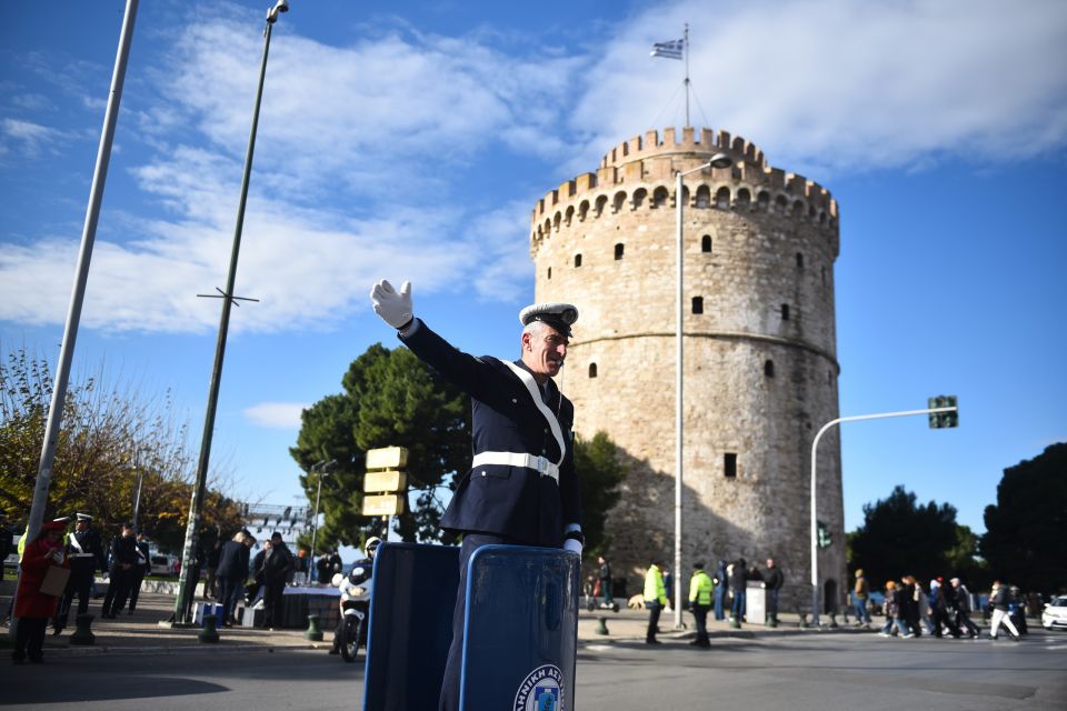 ΔΩΡΑ ΚΑΙ ΕΥΧΕΣ ΣΤΟΝ ΤΡΟΧΟΝΟΜΟ ΡΥΘΜΙΣΤΗ ΣΤΗ ΔΙΑΣΤΑΥΡΩΣΗ ΜΠΡΟΣΤΑ ΑΠΟ ΤΟΝ ΛΕΥΚΟ ΠΥΡΓΟ ΣΤΗ ΘΕΣΣΑΛΟΝΙΚΗ