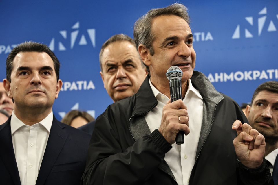 [383620] Ο ΠΡΩΘΥΠΟΥΡΓΟΣ ΚΑΙ ΠΡΟΕΔΡΟΣ ΤΗΣ ΝΕΑΣ ΔΗΜΟΚΡΑΤΙΑΣ ΚΥΡΙΑΚΟΣ ΜΗΤΣΟΤΑΚΗΣ ΣΤΗ ΚΟΠΗ ΠΡΩΤΟΧΡΟΝΙΑΤΙΚΗΣ ΠΙΤΑΣ ΤΩΝ ΕΡΓΑΖΟΜΕΝΩΝ ΣΤΑ ΚΕΝΤΡΙΚΑ ΓΡΑΦΕΙΑ ΤΟΥ ΚΟΜΜΑΤΟΣ (ΓΙΑΝΝΗΣ ΠΑΝΑΓΟΠΟΥΛΟΣ / EUROKINISSI)