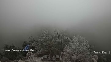 Καιρός: Χιονίζει σε Πάρνηθα και Βίλια Αττικής, στα «λευκά» οι σκεπές των σπιτιών – Δείτε φωτογραφίες