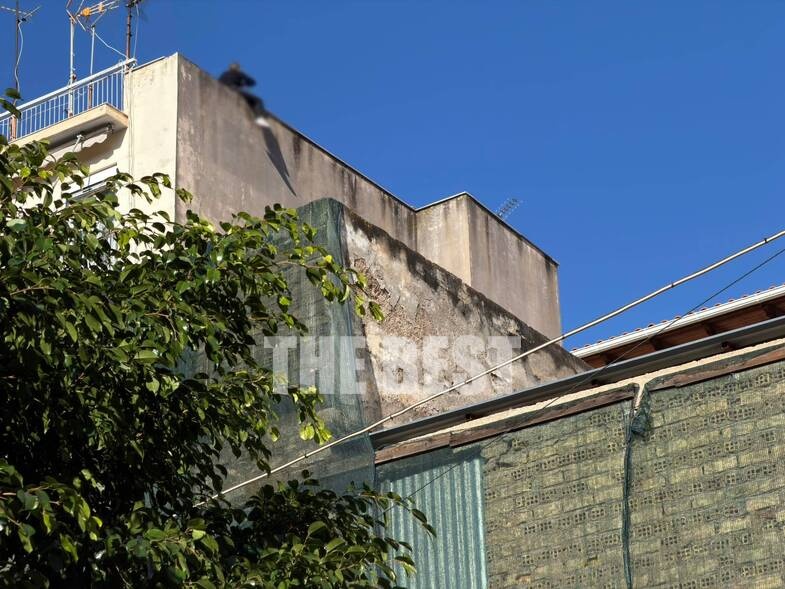 Πάτρα: Γυναίκα απειλεί να πέσει από ταράτσα πολυκατοικίας – Στο σημείο δυνάμεις της αστυνομίας