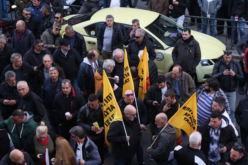 ΑΠΕΡΓΙΑΚΗ ΣΥΓΚΕΝΤΡΩΣΗ ΚΑΙ ΠΟΡΕΙΑ ΤΩΝ ΟΔΗΓΩΝ ΤΑΞΙ