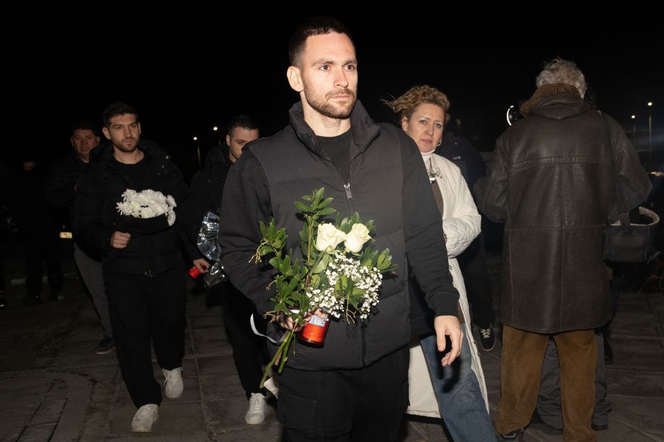 [384104] Ο ΠΡΟΠΟΝΗΤΗΣ ΡΑΖΒΑΝ ΛΟΥΤΣΕΣΚΟΥ ΚΑΙ ΟΙ ΑΡΧΗΓΟΙ ΤΗΣ ΟΜΑΔΑΣ ΠΟΔΟΣΦΑΙΡΟΥ ΤΟΥ ΠΑΟΚ ΑΦΗΝΟΥΝ ΛΟΥΛΟΥΔΙΑ ΣΤΟ ΓΗΠΕΔΟ ΤΗΣ ΤΟΥΜΠΑΣ ΩΣ ΕΝΔΕΙΞΗ ΠΕΝΘΟΥΣ ΓΙΑ ΤΟΥΣ ΟΠΑΔΟΥΣ ΠΟΥ ΕΧΑΣΑΝ ΤΗΣ ΖΩΗ ΤΟΥΣ ΣΕ ΤΡΟΧΑΙΟ ΣΤΗ ΡΟΥΜΑΝΙΑ. (ΡΑΦΑΗΛ ΓΕΩΡΓΙΑΔΗΣ / EUROKINISSI)