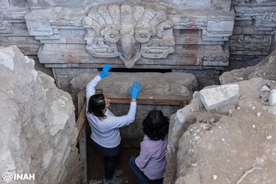 researchers-assess-owl-statue-at-zapotec-tomb-site.jpg
