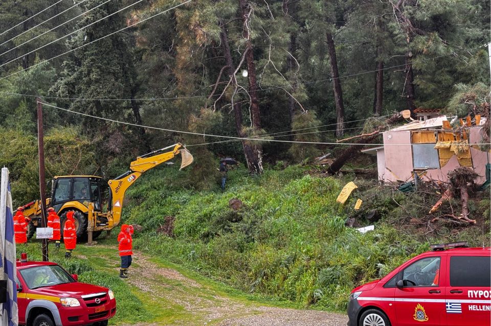 ΠΤΩΣΗ ΔΕΝΤΡΟΥ ΣΕ ΣΠΙΤΙ ΣΤΟ ΚΑΤΑΚΟΛΟ<br><br>ΦΩΤΟΓΡΑΦΙΕΣ:apohxos.gr