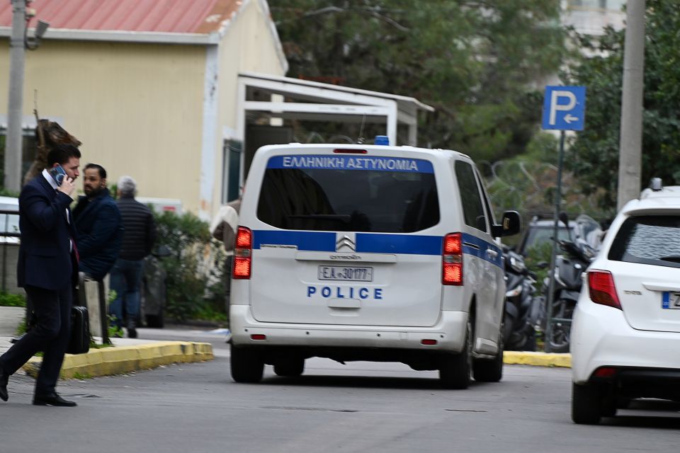 ΜΕΤΑΓΩΓΗ ΣΤΟΝ ΕΙΣΑΓΓΕΛΕΑ ΤΗΣ ΤΡΑΓΟΥΔΙΣΤΡΙΑΣ ΑΓΓΕΛΙΚΗΣ ΣΥΡΚΟΥ ΠΟΥ ΣΥΝΕΛΗΦΘΗ ΟΤΑΝ ΕΠΕΣΕ ΥΠΟ ΤΗΝ ΕΠΗΡΕΙΑ ΑΛΚΟΟΛ ΠΑΝΩ ΣΕ ΣΤΑΘΜΕΥΜΕΝΑ ΑΥΤΟΚΙΝΗΤΑ ΣΤΟ ΚΟΛΩΝΑΚΙ <br><br> ΦΩΤΟΓΡΑΦΟΣ: ΚΙΜΩΝΑΣ ΚΑΤΕΡΗΣ