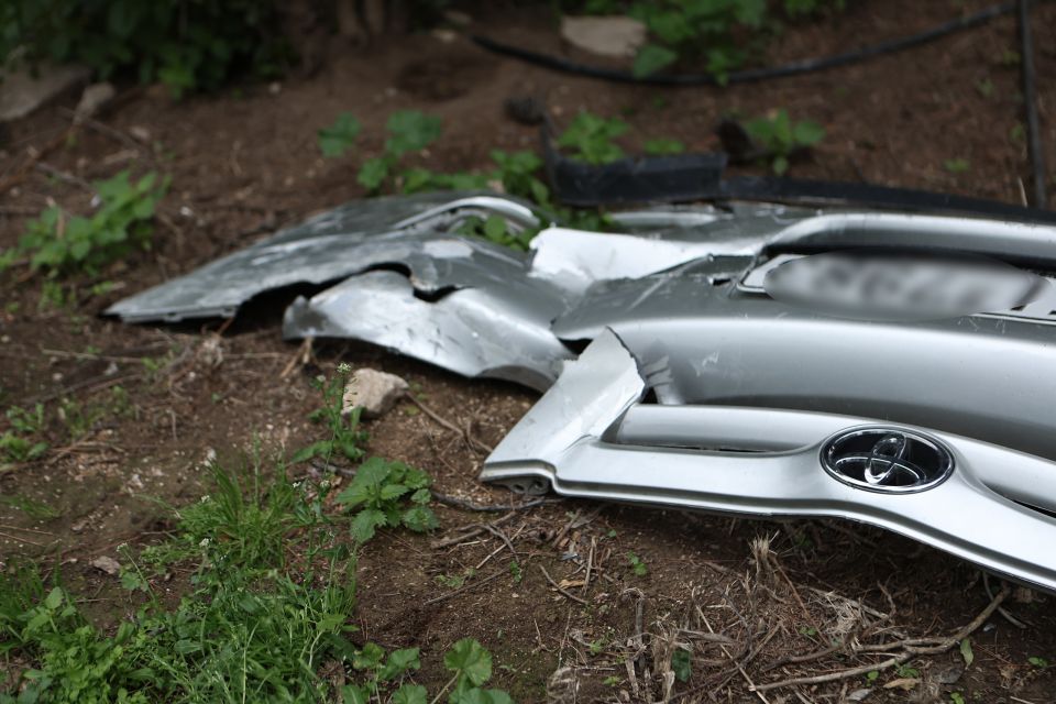 ΜΕΘΥΣΜΕΝΗ ΟΔΗΓΟΣ ΕΠΕΣΕ ΠΑΝΩ ΣΕ ΣΤΑΘΜΕΥΜΕΝΑ ΑΥΤΟΚΙΝΗΤΑ ΣΤΗ ΣΥΜΒΟΛΗ ΤΩΝ ΟΔΩΝ ΚΛΕΟΜΕΝΟΥΣ ΚΑΙ ΞΑΝΘΙΠΠΟΥ ΣΤΟ ΚΟΛΩΝΑΚΙ