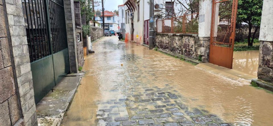 ΚΑΤΑΣΤΡΟΦΕΣ ΑΠΟ ΤΗΝ ΕΝΤΟΝΗ ΒΡΟΧΟΠΤΩΣΗ ΚΑΙ ΠΛΗΜΜΥΡΕΣ ΣΤΗ ΜΥΡΙΝΑ ΛΗΜΝΟΥ <br><br> IN TIME NEWS / LimnosLive