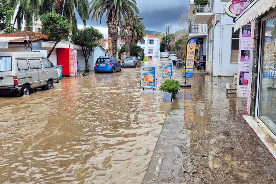 ΚΑΤΑΣΤΡΟΦΕΣ ΑΠΟ ΤΗΝ ΕΝΤΟΝΗ ΒΡΟΧΟΠΤΩΣΗ ΚΑΙ ΠΛΗΜΜΥΡΕΣ ΣΤΗ ΜΥΡΙΝΑ ΛΗΜΝΟΥ <br><br> IN TIME NEWS / LimnosLive