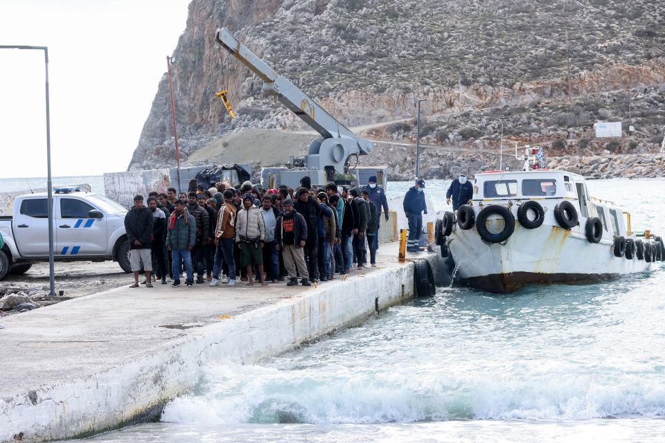 [384875] ΝΑΥΑΓΙΟ ΜΕ ΝΕΚΡΟΥΣ ΜΕΤΑΝΑΣΤΕΣ ΑΝΟΙΚΤΑ ΤΩΝ ΚΑΛΩΝ ΛΙΜΕΝΩΝ ΚΡΗΤΗΣ. ΜΕΤΑΦΟΡΑ ΔΙΑΣΩΘΕΝΤΩΝ ΜΕΤΑΝΑΣΤΩΝ ΣΤΟ ΛΙΜΑΝΙ ΚΑΛΩΝ ΛΙΜΕΝΩΝ (ΣΤΕΦΑΝΟΣ ΡΑΠΑΝΗΣ / EUROKINISSI)