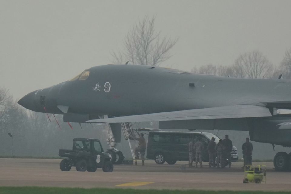 b1 bombardistiko ipa sti vretania 