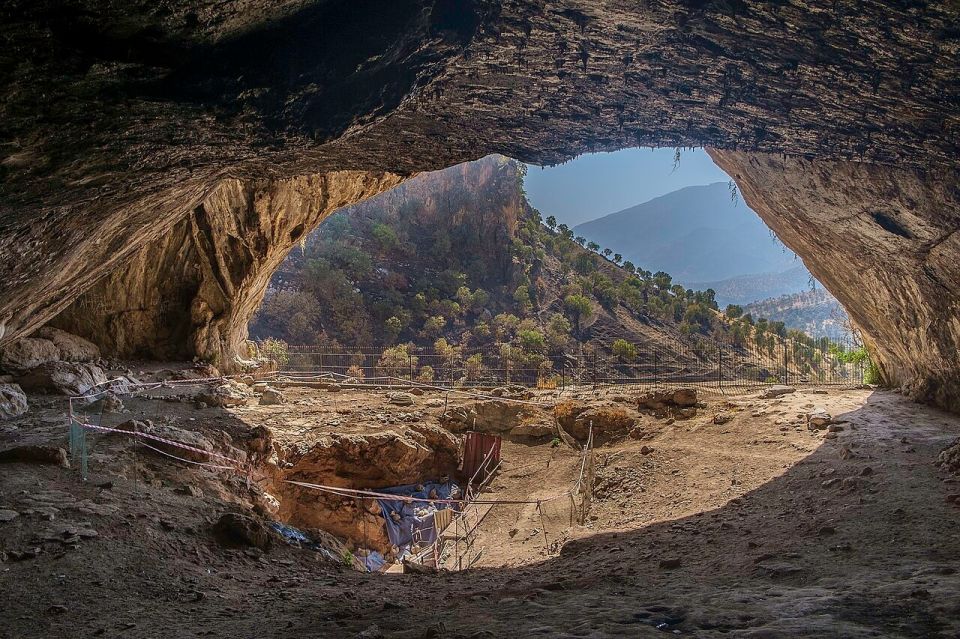 1280px-shanidarcave-overview.jpg