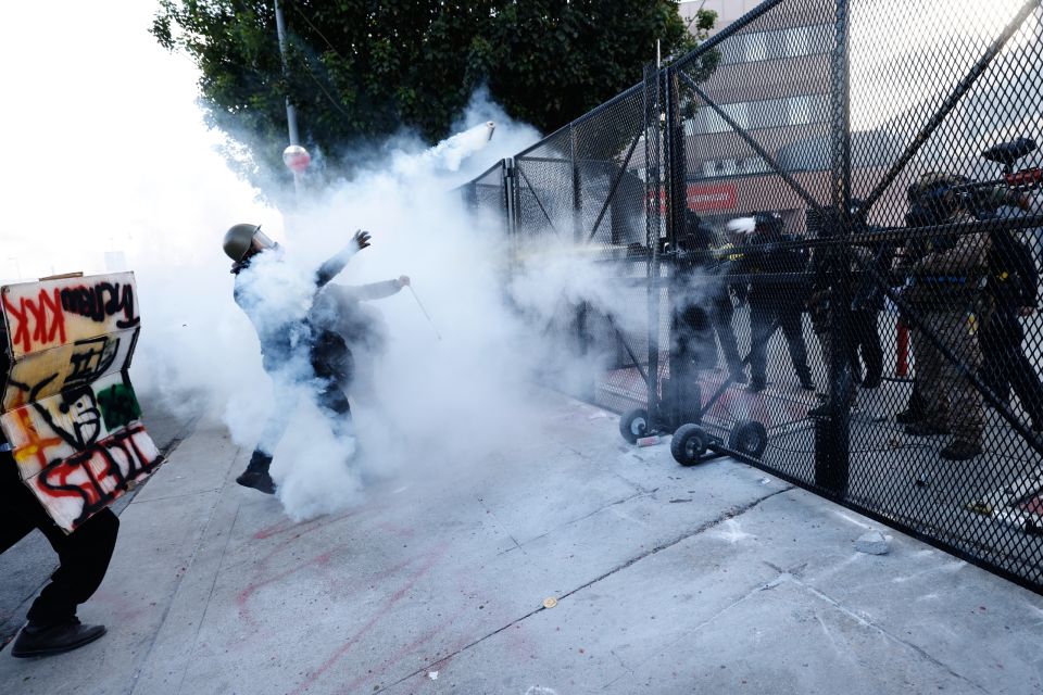 ipa diailoseis no kings episodeia