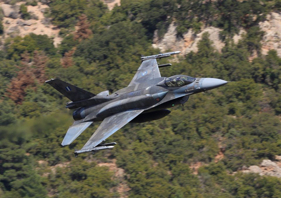F-16 viper polemiki aeroporia