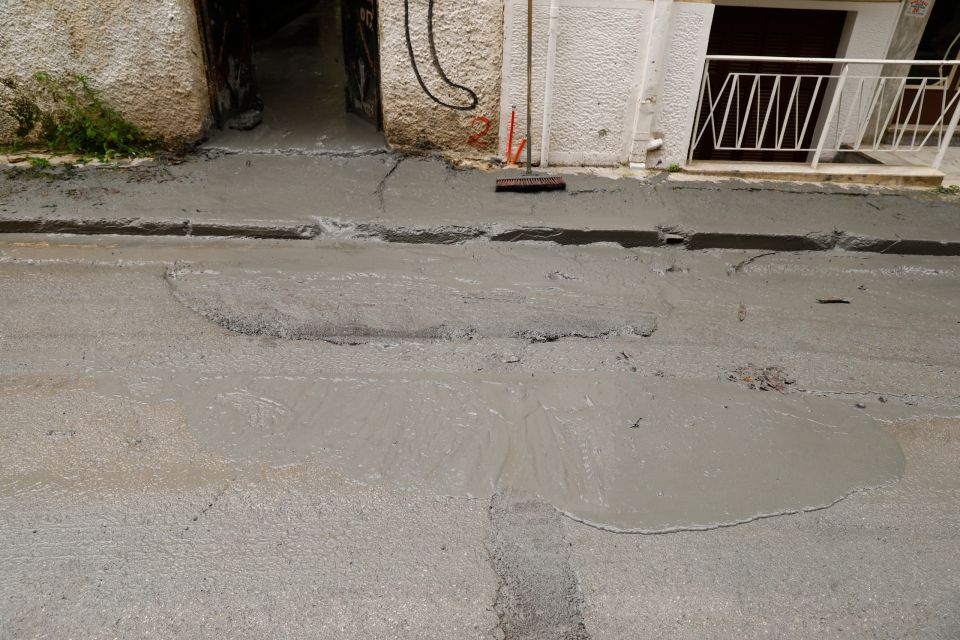 ΥΓΡΟ ΠΟΥ ΜΟΙΑΖΕΙ ΜΕ ΤΣΙΜΕΝΤΟ ΑΝΑΒΛΥΖΕΙ ΑΠΟ ΑΥΛΗ ΕΓΚΑΤΑΛΕΛΕΙΜΜΕΝΟΥ ΣΠΙΤΙΟΥ ΣΤΗΝ ΚΥΨΕΛΗ