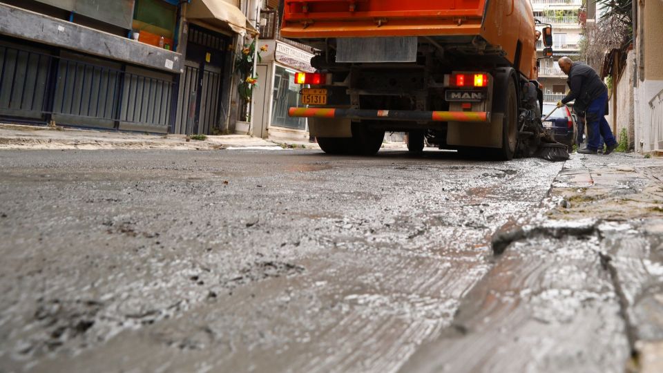 ΥΓΡΟ ΠΟΥ ΜΟΙΑΖΕΙ ΜΕ ΤΣΙΜΕΝΤΟ ΑΝΑΒΛΥΖΕΙ ΑΠΟ ΑΥΛΗ ΕΓΚΑΤΑΛΕΛΕΙΜΜΕΝΟΥ ΣΠΙΤΙΟΥ ΣΤΗΝ ΚΥΨΕΛΗ