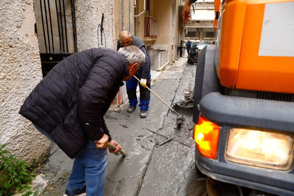 ΥΓΡΟ ΠΟΥ ΜΟΙΑΖΕΙ ΜΕ ΤΣΙΜΕΝΤΟ ΑΝΑΒΛΥΖΕΙ ΑΠΟ ΑΥΛΗ ΕΓΚΑΤΑΛΕΛΕΙΜΜΕΝΟΥ ΣΠΙΤΙΟΥ ΣΤΗΝ ΚΥΨΕΛΗ