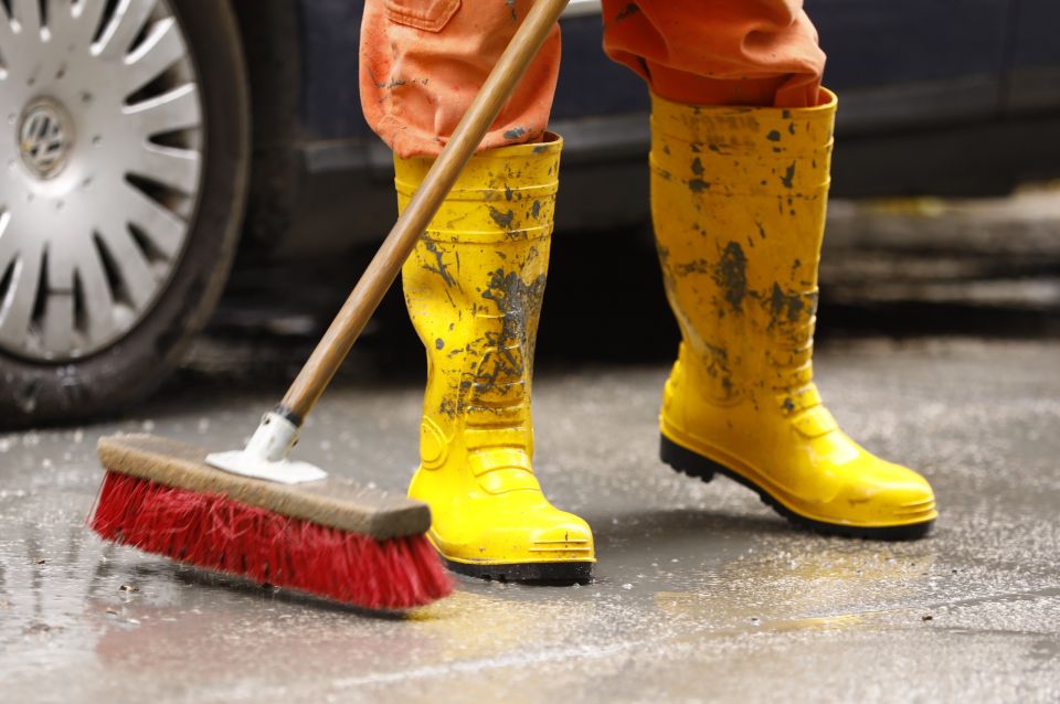 ΥΓΡΟ ΠΟΥ ΜΟΙΑΖΕΙ ΜΕ ΤΣΙΜΕΝΤΟ ΑΝΑΒΛΥΖΕΙ ΑΠΟ ΑΥΛΗ ΕΓΚΑΤΑΛΕΛΕΙΜΜΕΝΟΥ ΣΠΙΤΙΟΥ ΣΤΗΝ ΚΥΨΕΛΗ
