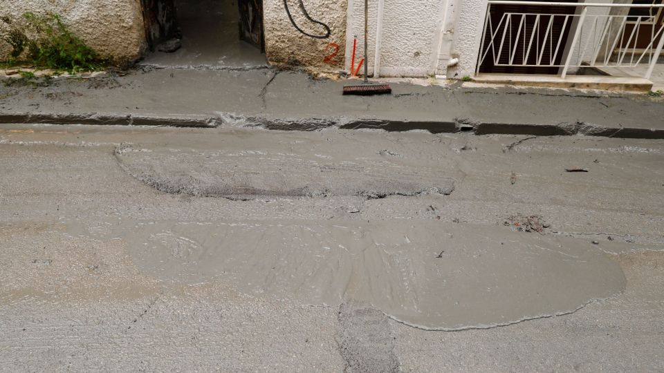 ΥΓΡΟ ΠΟΥ ΜΟΙΑΖΕΙ ΜΕ ΤΣΙΜΕΝΤΟ ΑΝΑΒΛΥΖΕΙ ΑΠΟ ΑΥΛΗ ΕΓΚΑΤΑΛΕΛΕΙΜΜΕΝΟΥ ΣΠΙΤΙΟΥ ΣΤΗΝ ΚΥΨΕΛΗ