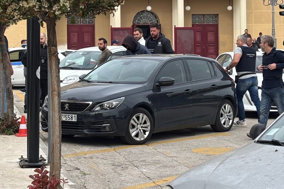 ΜΕΤΑΓΩΓΗ ΣΤΟΝ ΕΙΣΑΓΓΕΛΕΑ ΤΟΥ 26ΧΡΟΝΟΥ ΑΡΣΙΒΑΡΙΣΤΑ ΠΟΥ ΕΜΠΛΕΚΕΤΑΙ ΣΤΗ ΔΟΛΟΦΟΝΙΑ ΤΗΣ 19ΧΡΟΝΗΣ ΜΥΡΤΟΥΣ ΣΤΗΝ ΚΕΦΑΛΟΝΙΑ <br><br>ΦΩΤΟΓΡΑΦΟΣ: apohxos>gr