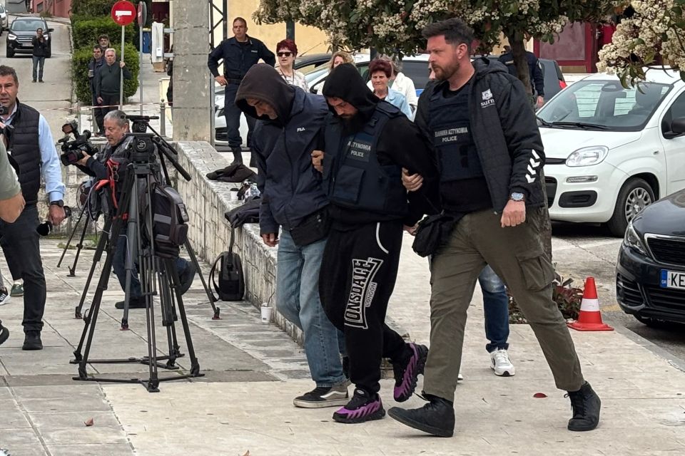 ΜΕΤΑΓΩΓΗ ΣΤΟΝ ΕΙΣΑΓΓΕΛΕΑ ΤΟΥ 26ΧΡΟΝΟΥ ΑΡΣΙΒΑΡΙΣΤΑ ΠΟΥ ΕΜΠΛΕΚΕΤΑΙ ΣΤΗ ΔΟΛΟΦΟΝΙΑ ΤΗΣ 19ΧΡΟΝΗΣ ΜΥΡΤΟΥΣ ΣΤΗΝ ΚΕΦΑΛΟΝΙΑ <br><br>ΦΩΤΟΓΡΑΦΟΣ: apohxos>gr