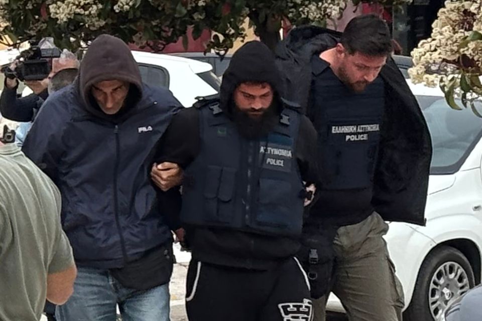 ΜΕΤΑΓΩΓΗ ΣΤΟΝ ΕΙΣΑΓΓΕΛΕΑ ΤΟΥ 26ΧΡΟΝΟΥ ΑΡΣΙΒΑΡΙΣΤΑ ΠΟΥ ΕΜΠΛΕΚΕΤΑΙ ΣΤΗ ΔΟΛΟΦΟΝΙΑ ΤΗΣ 19ΧΡΟΝΗΣ ΜΥΡΤΟΥΣ ΣΤΗΝ ΚΕΦΑΛΟΝΙΑ <br><br>ΦΩΤΟΓΡΑΦΟΣ: apohxos>gr