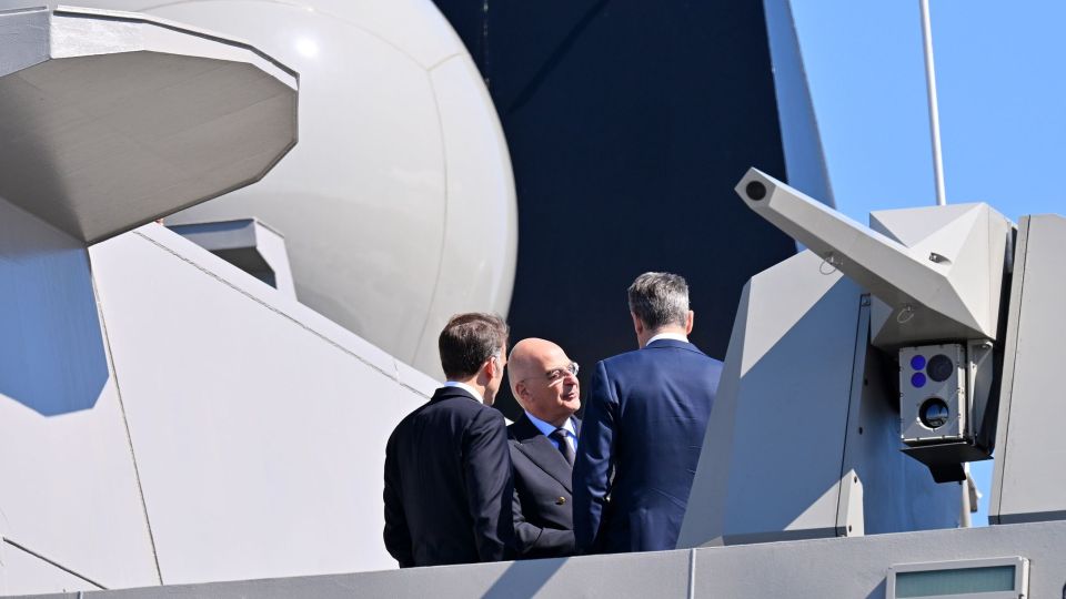 ΥΠΟΔΟΧΗ ΤΟΥ ΠΡΟΕΔΡΟΥ ΤΗΣ ΓΑΛΛΙΑΣ ΕΜΑΝΟΥΕΛ ΜΑΚΡΟΝ ΑΠΟ ΤΟΝ ΠΡΩΘΥΠΟΥΡΓΟ ΚΥΡΙΑΚΟ ΜΗΤΣΟΤΑΚΗ ΓΙΑ ΤΗΝ ΕΠΙΘΕΩΡΗΣΗ ΣΤΗΝ ΦΡΕΓΑΤΑ 