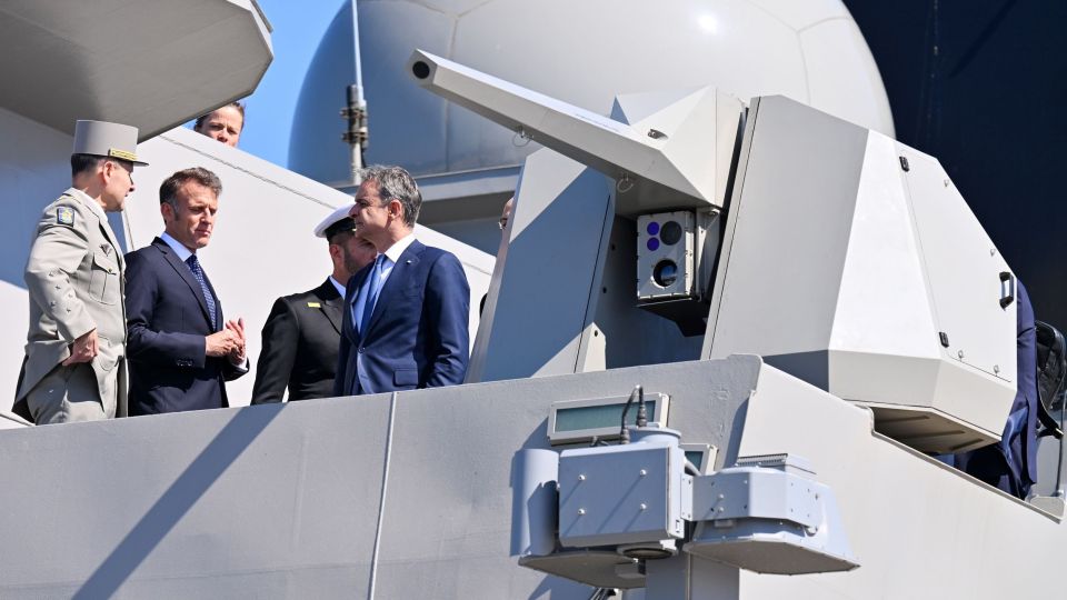 ΥΠΟΔΟΧΗ ΤΟΥ ΠΡΟΕΔΡΟΥ ΤΗΣ ΓΑΛΛΙΑΣ ΕΜΑΝΟΥΕΛ ΜΑΚΡΟΝ ΑΠΟ ΤΟΝ ΠΡΩΘΥΠΟΥΡΓΟ ΚΥΡΙΑΚΟ ΜΗΤΣΟΤΑΚΗ ΓΙΑ ΤΗΝ ΕΠΙΘΕΩΡΗΣΗ ΣΤΗΝ ΦΡΕΓΑΤΑ 