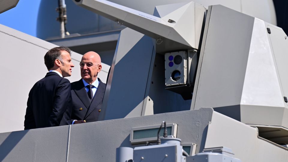 ΥΠΟΔΟΧΗ ΤΟΥ ΠΡΟΕΔΡΟΥ ΤΗΣ ΓΑΛΛΙΑΣ ΕΜΑΝΟΥΕΛ ΜΑΚΡΟΝ ΑΠΟ ΤΟΝ ΠΡΩΘΥΠΟΥΡΓΟ ΚΥΡΙΑΚΟ ΜΗΤΣΟΤΑΚΗ ΓΙΑ ΤΗΝ ΕΠΙΘΕΩΡΗΣΗ ΣΤΗΝ ΦΡΕΓΑΤΑ 