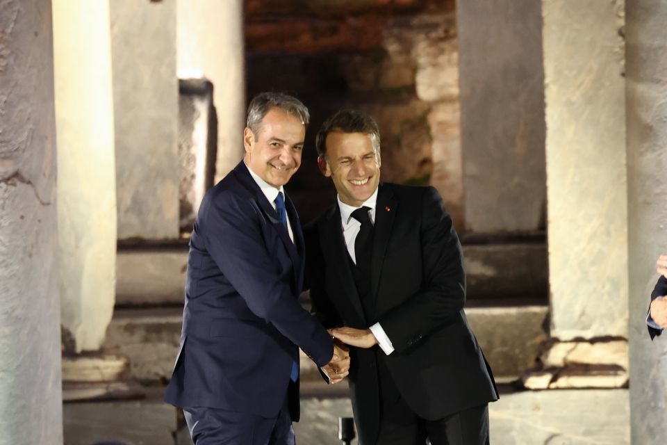 ΣΥΖΗΤΗΣΗ ΤΟΥ ΠΡΩΘΥΠΟΥΡΓΟΥ ΚΥΡΙΑΚΟΥ ΜΗΤΣΟΤΑΚΗ ΜΕ ΤΟΝ ΠΡΟΕΔΡΟ ΤΗΣ ΓΑΛΛΙΑΣ EMMANUEL MACRON ΣΕ ΕΚΔΗΛΩΣΗ ΤΗΣ ΕΦΗΜΕΡΙΔΑΣ 