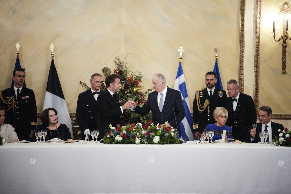 ΕΠΙΣΗΜΟ ΔΕΙΠΝΟ ΠΡΟΣ ΤΙΜΗΝ ΤΟΥ ΠΡΟΕΔΡΟΥ ΤΗΣ ΓΑΛΛΙΚΗΣ ΔΗΜΟΚΡΑΤΙΑΣ EMMANUEL MACRON ΣΤΟ ΠΡΟΕΔΡΙΚΟ ΜΕΓΑΡΟ<br><br>ΦΩΤΟΓΡΑΦΟΣ: MENEΛΑΟΣ ΜΥΡΙΛΛΑΣ /POOL/ VIA/ ΙN TIME NEWS