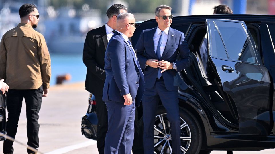 ΥΠΟΔΟΧΗ ΤΟΥ ΠΡΟΕΔΡΟΥ ΤΗΣ ΓΑΛΛΙΑΣ ΕΜΑΝΟΥΕΛ ΜΑΚΡΟΝ ΑΠΟ ΤΟΝ ΠΡΩΘΥΠΟΥΡΓΟ ΚΥΡΙΑΚΟ ΜΗΤΣΟΤΑΚΗ ΓΙΑ ΤΗΝ ΕΠΙΘΕΩΡΗΣΗ ΣΤΗΝ ΦΡΕΓΑΤΑ 