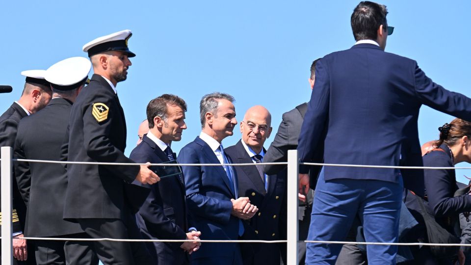 ΥΠΟΔΟΧΗ ΤΟΥ ΠΡΟΕΔΡΟΥ ΤΗΣ ΓΑΛΛΙΑΣ ΕΜΑΝΟΥΕΛ ΜΑΚΡΟΝ ΑΠΟ ΤΟΝ ΠΡΩΘΥΠΟΥΡΓΟ ΚΥΡΙΑΚΟ ΜΗΤΣΟΤΑΚΗ ΓΙΑ ΤΗΝ ΕΠΙΘΕΩΡΗΣΗ ΣΤΗΝ ΦΡΕΓΑΤΑ 